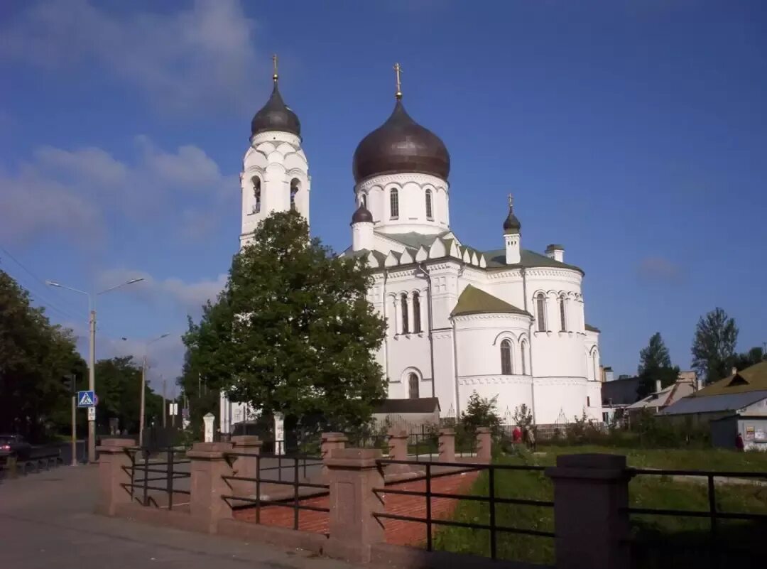 Церковь в ломоносове. Храм архангела михаила в ломоносове. храм архангела михаила ораниенбаум.
