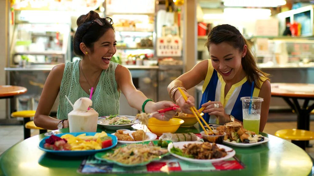 Человек ест данго. Try the local food. Try the local cuisine. Обед лаос. Данго.