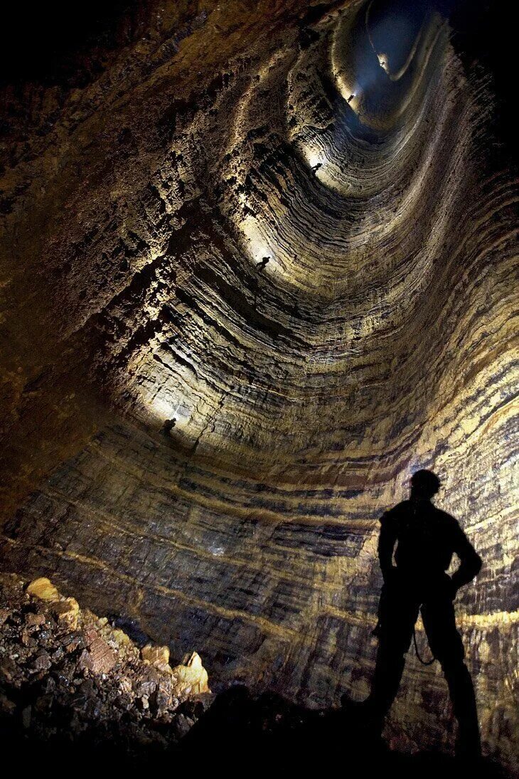 Самая большая глубина на земле. Жан Бернар пещера. Крубера-Воронья. Пещера Крубера Абхазия. Пещера Крубера-Воронья.