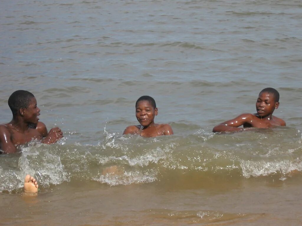 Lake boys. Kuailebobo. Garcons a la plage africain. Uueasy.