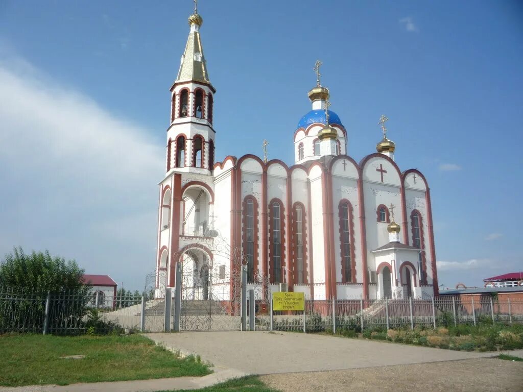 Сайт ст ленинградской. Станица Ленинградская Краснодарский край. Храм станицы Ленинградской Краснодарского края. Церковь в станице Ленинградской Краснодарского края. Храм трех святителей ст Ленинградская.