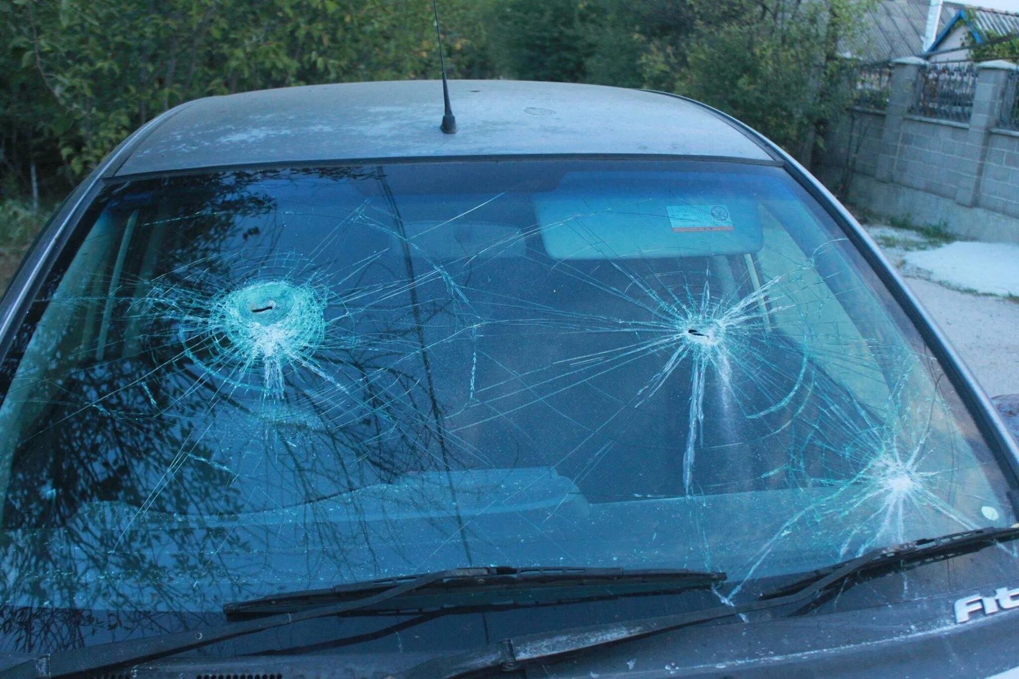 Разбито лобовое стекло. Разбитое стекло автомобиля. Лобовое стекло автомобиля. Битое лобовое стекло.