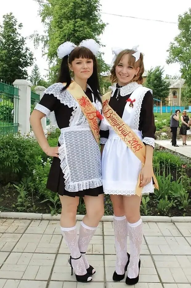 Выпускницы в школьной форме. Две девочки в школьной форме. Включи русскую школьницу. Выпускницы в школьной форме. Красивые выпускницы.