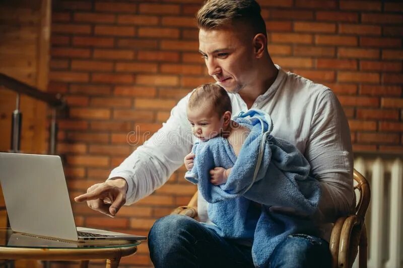 Отец наблюдает как сын. Отец наблюдает как сын