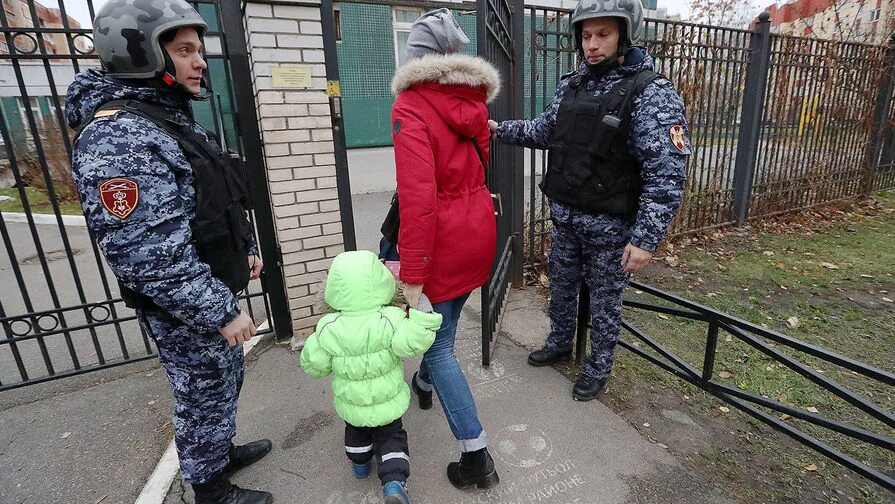 Охрана в садике. Охранник в детсаду. Охранник с детьми в детском саду. Стрельба в детском саду. Охрана детского учреждения