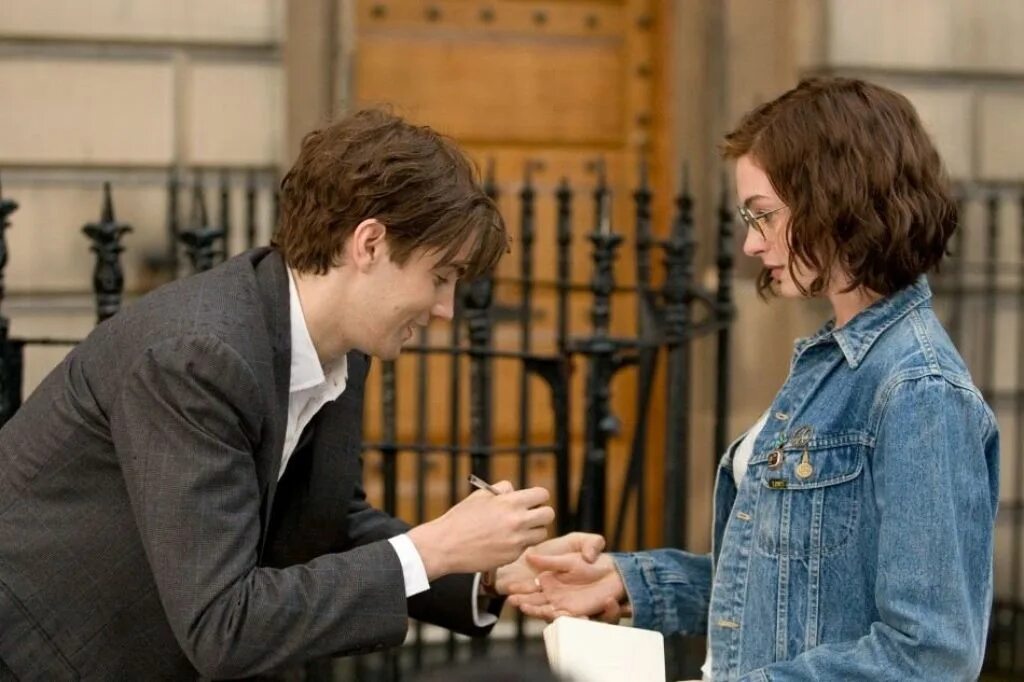 Джим стерджесс и энн хэтэуэй. Рейф сполл один день. Мелодрама 1 день. Один день one day (2011). Один день фильм 2011.