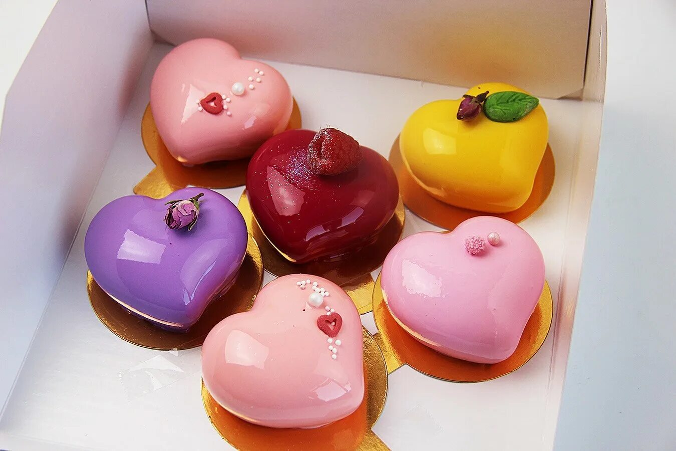 муссовое пирожное с зеркальной глазурью. муссовое пирожное евразия. муссовое пирожное "тиффани". муссовое пирожное исфахан. пп муссовое пирожное.