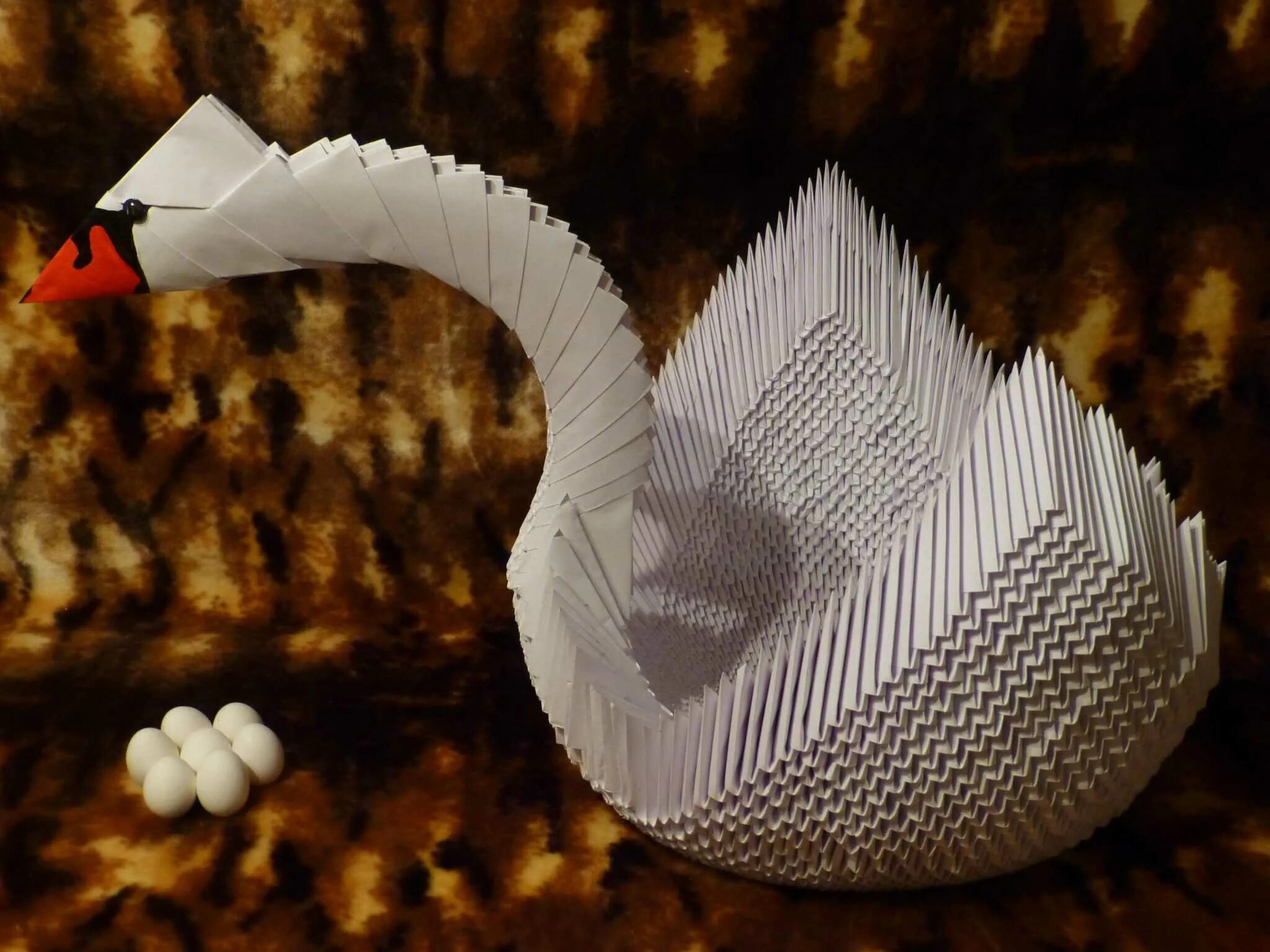 Лебеди из бумаги из модулей. Лебедь шипун оригами. Модульное оригами лебедь. Поделка лебедь из бумаги. Оригами модульное лебит.