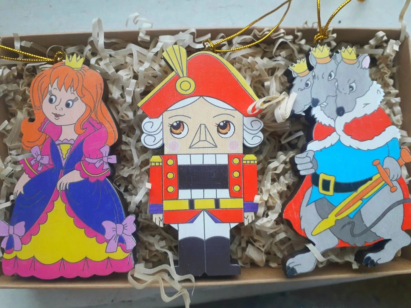 елочные игрушки щелкунчик и мышиный король. елочная игрушка щелкунчик atlasart. щелкунчик и мари. деревянные игрушки щелкунчик и мышиный король. набор щелкунчик и мышиный король.