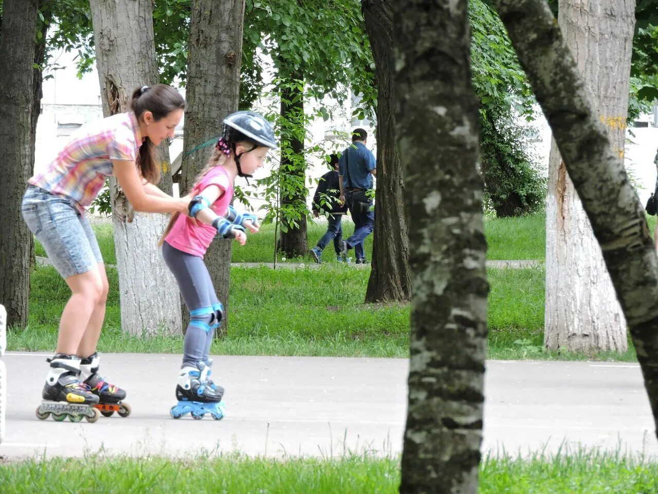 Где можно кататься на роликах. Девушка на роликах в парке. На роликах в парке. Кататься на роликах в парке. Дети на роликах.