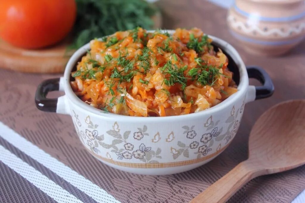 Рис с капустой и мясом в кастрюле. Капуста карри тушеная. тушеная капуста с рисом. вторые блюда с рисом. тушеная капуста с рисо.