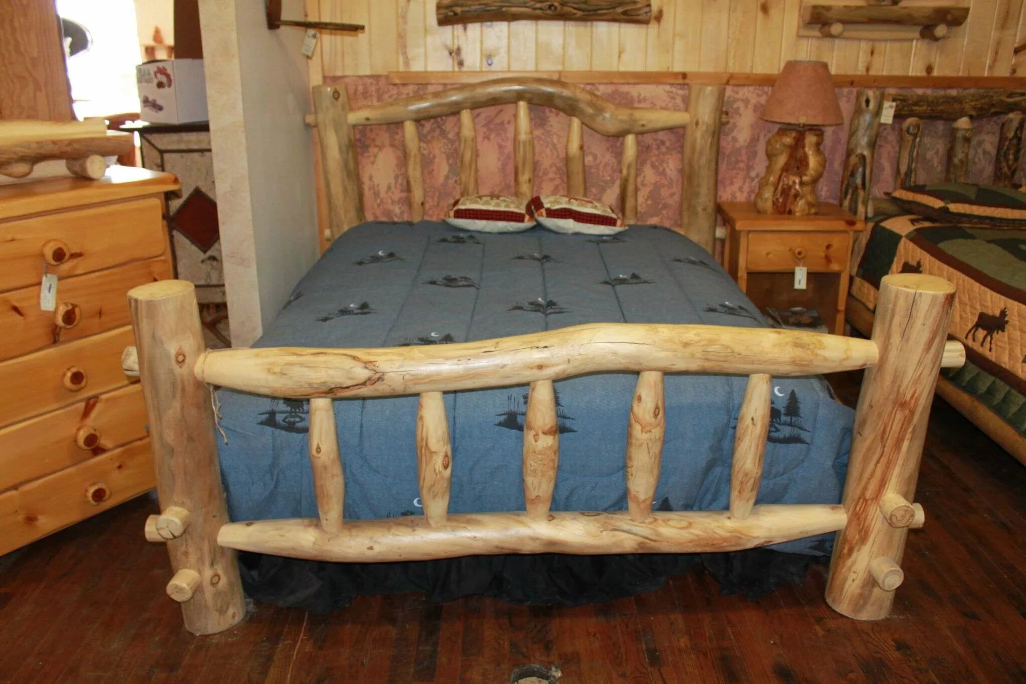 Самодельная кровать из дерева. Кровать из дерева. Самодельная мебель из дерева. Необычные кровати из дерева. Самодельные кровати из массива дерева.