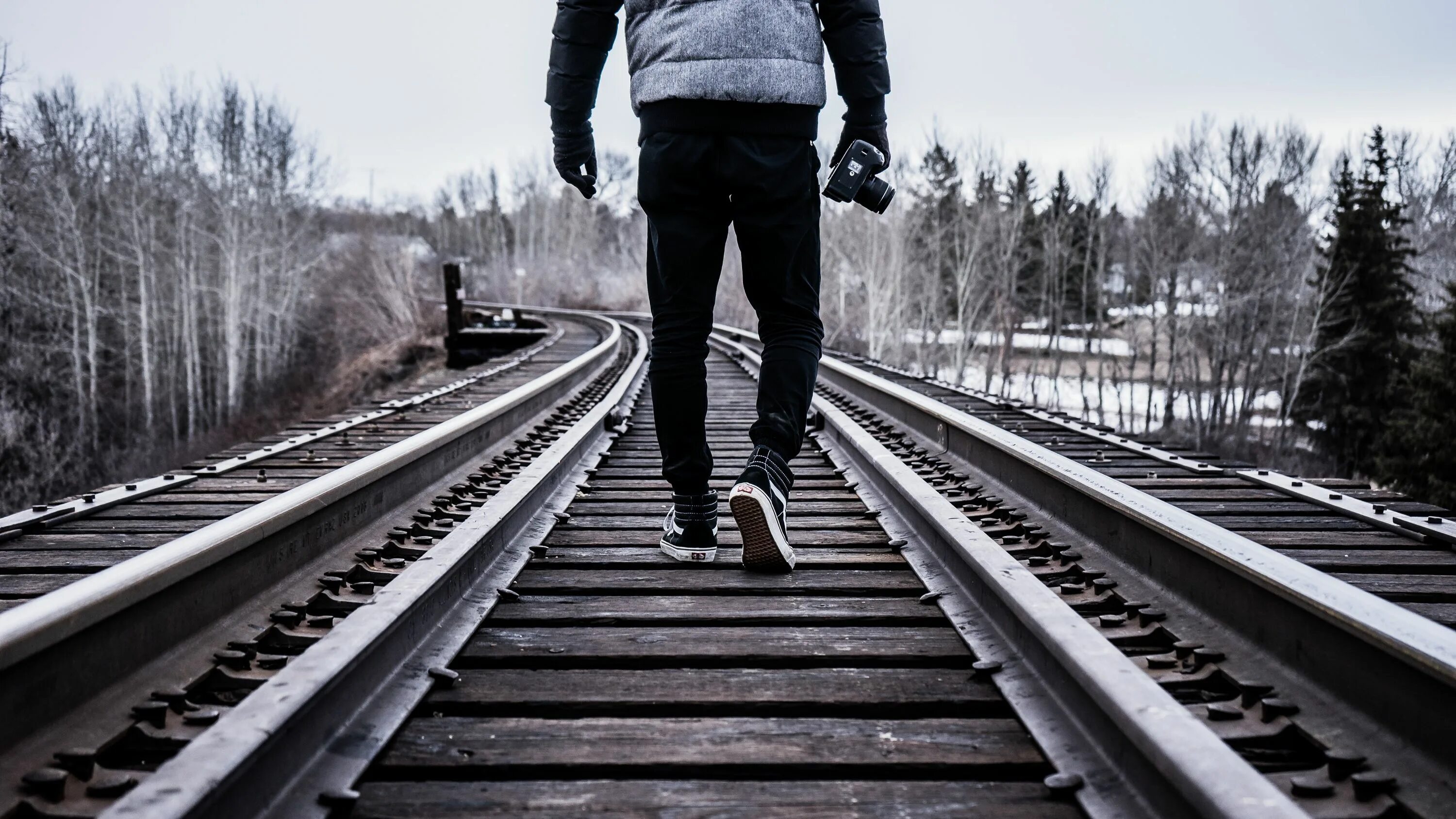 Black walk. Человек идет по рельсам. Фотосессия на рельсах. Парень идет по рельсам.