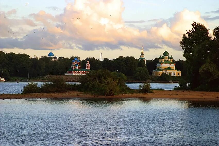 Углич река Волга. Озеро в Угличе. Река Волга Ярославль Углич. Углич Мышкин.