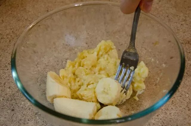 Банан размять вилкой. Банан перемолотый. Бананы размять. Печенье домашнее вилка. Вилка банан.