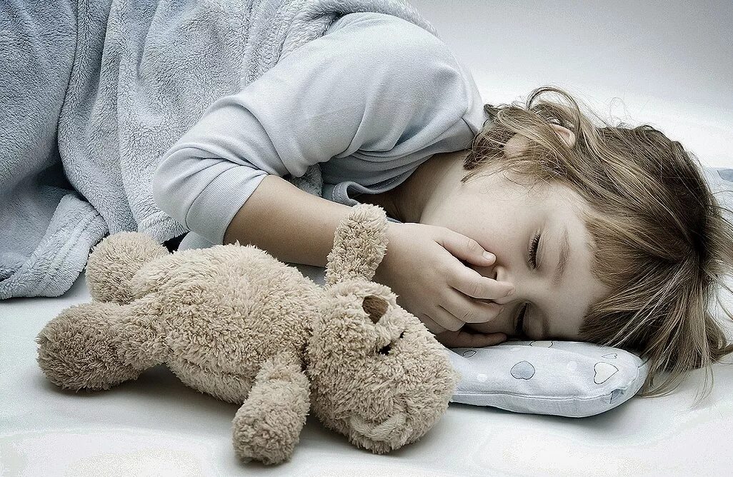 Спящие дети в детском саду. У спящего ребенка температура 39. Мать измеряет ребенку температуру. Ребенок с градусником. Больной мальчик в кровати.