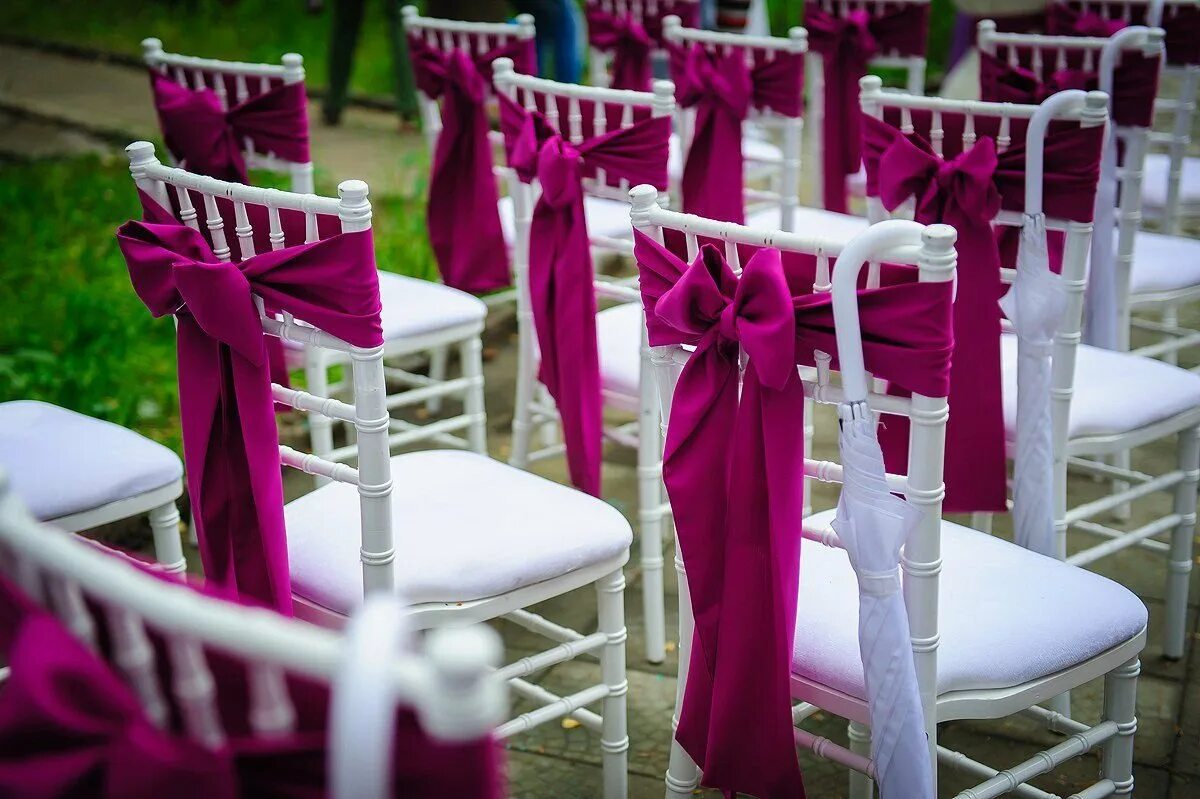 Стул кьявари золотой. Свадьба со стулом. Кьявари даймонд. Украшение стульев на свадьбу. Декор стульев на свадьбу.