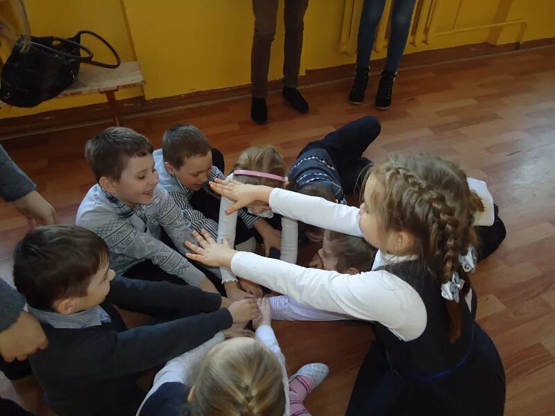 игры с младшими школьниками. дети на уроке. компьютерные игры в школе. первоклассники на уроке. игры для начальной школы.