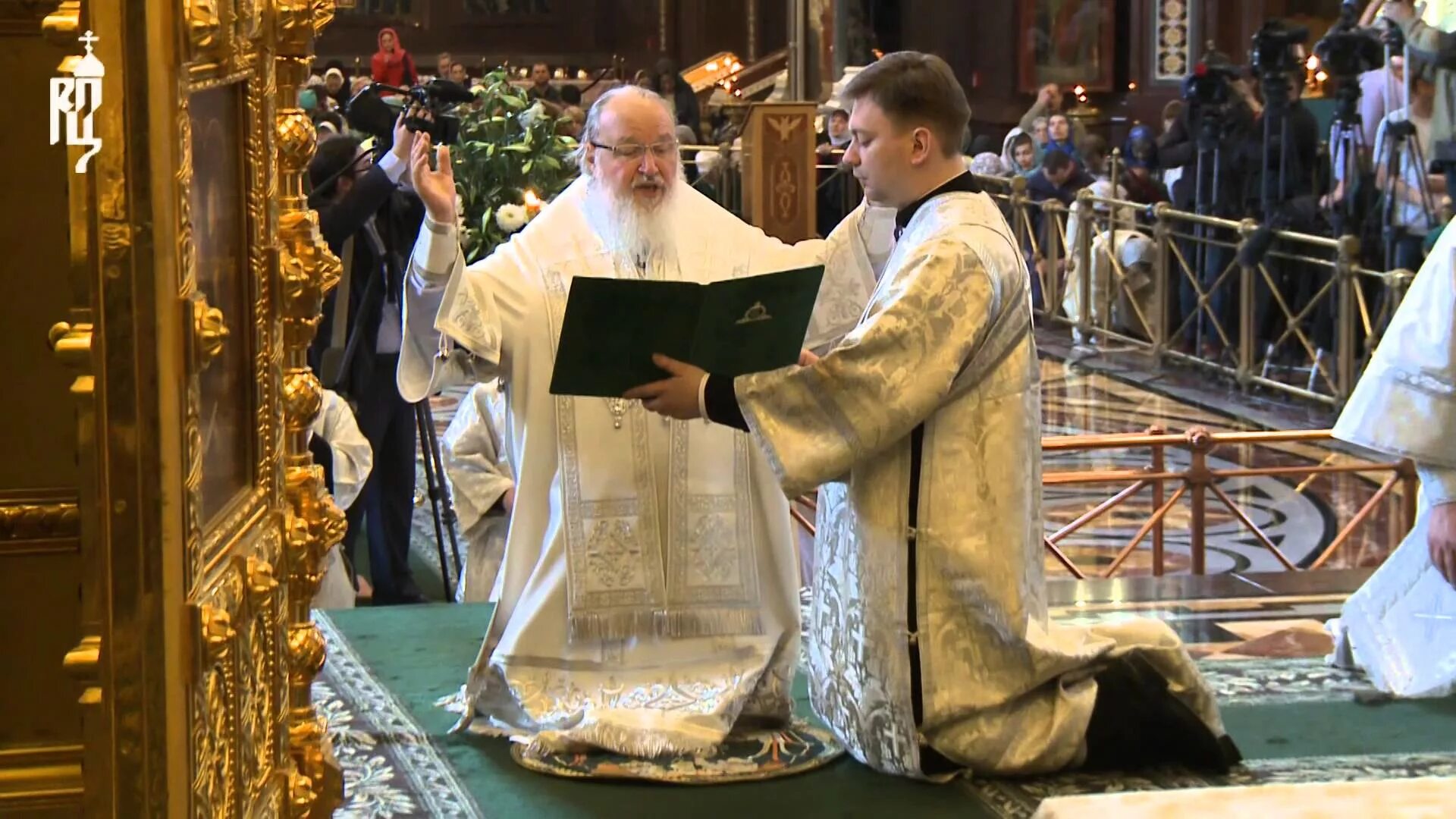 Молюсь кирилл. Патриарх молится. Патриарх кирилл канон андрея критского. Патриарх кирилл канон. Молюсь кирилл.