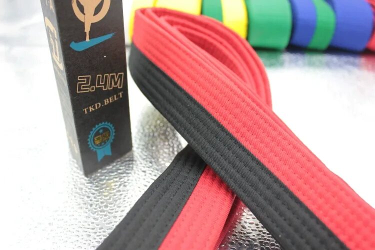 1 пум пояс тхэквондо. Пояса тхэквондо втф adidas. Красно черный пояс тхэквондо. Пояса в тхэквондо. Пояса по карате адидас.