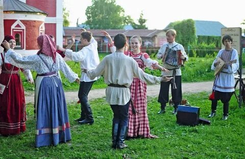 Хоровод в народных костюмах