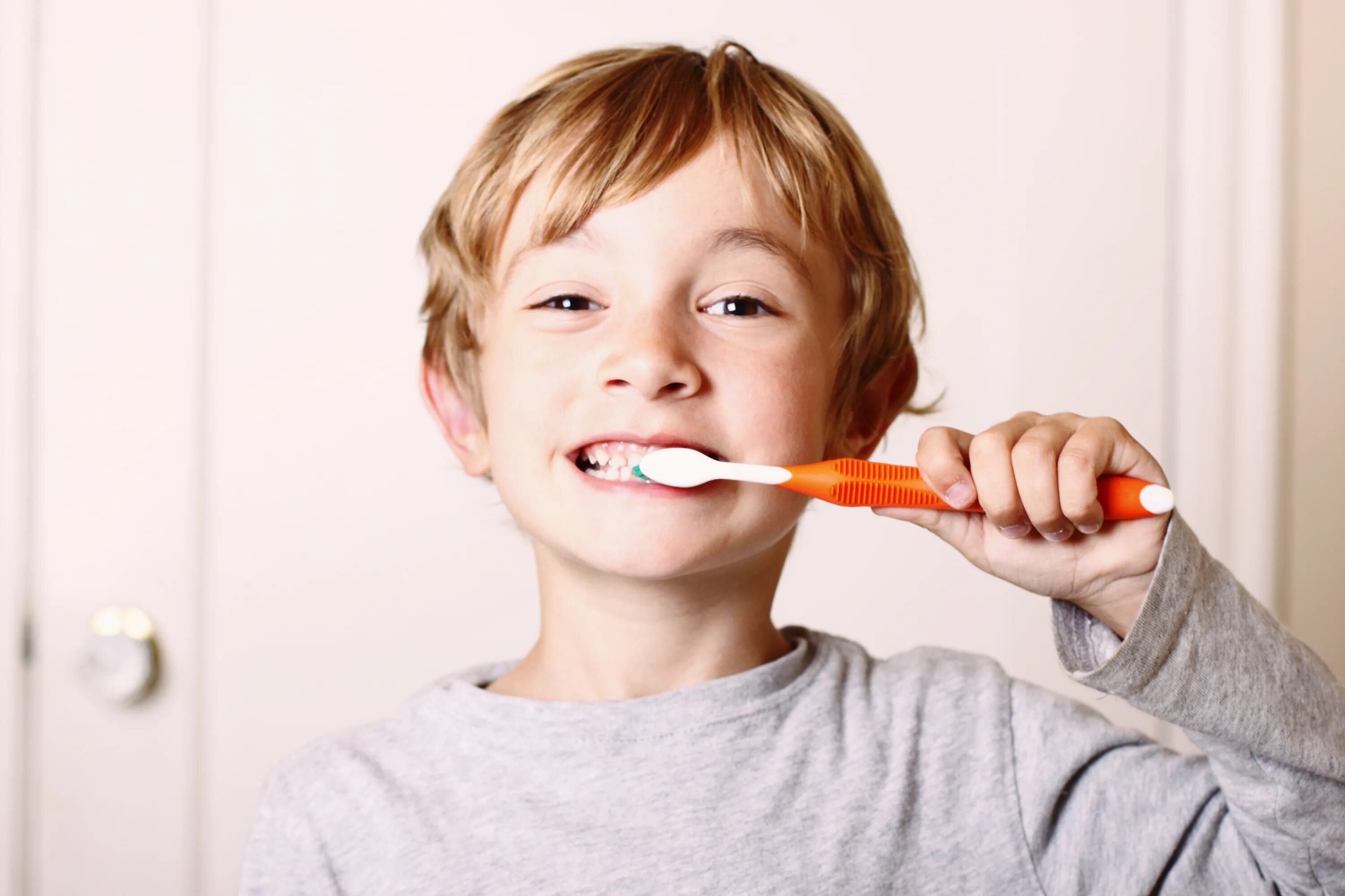 Чистим зубы!. Мальчик чистит зубы. Зубная щетка для детей. Мальчик с зубной щеткой.