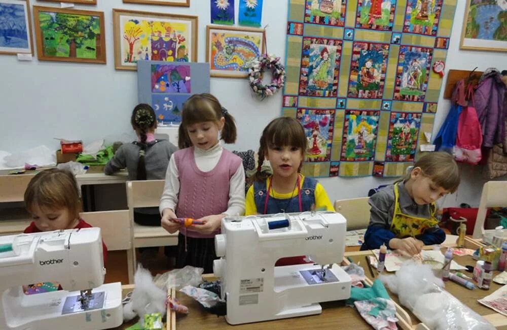 Кружок рукоделия для детей. Кружки по шитью для детей. Кружки шитья для детей. Кружок по шитью для детей. Занятие шитье дети.