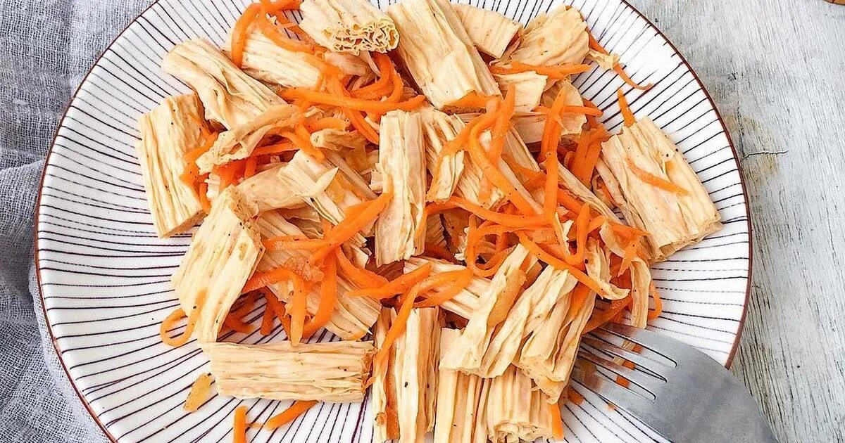 салат спаржа с морковью. спаржа фасоль. спаржа с морковью. спаржа соевая с морковью по-корейски. рецепт спаржа с морковкой.