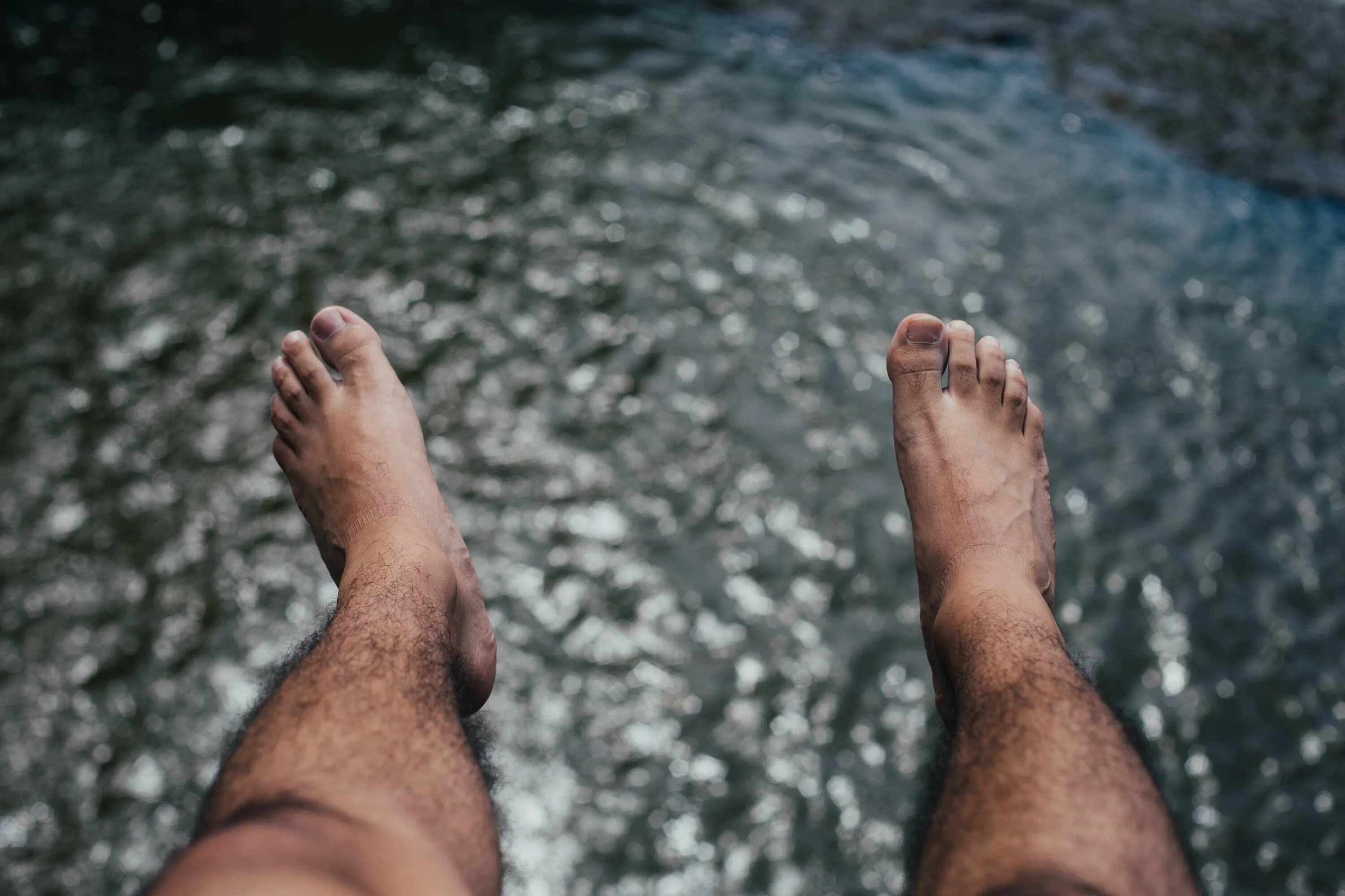 Hairy foot. Мужские ноги. Муіские ноги. Мужские ноги в воде.