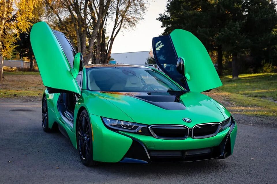 Зеленая 8 индекс. BMW i8 зеленая. БМВ i8 салатовая. БМВ ай 8 зеленая. BMW i8 Lime Green.