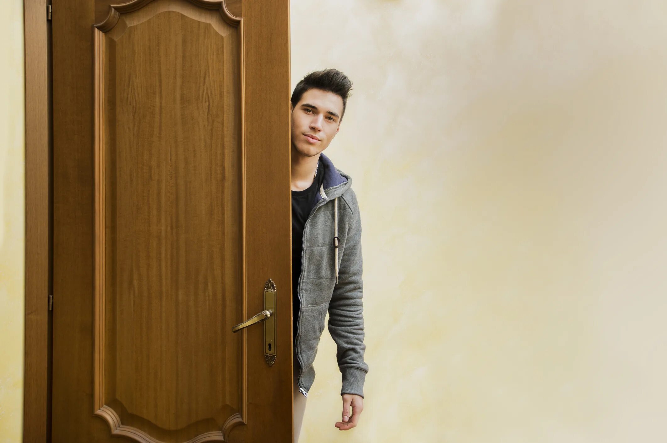 Парень заходит и выходит. Человек заглядывает в дверь. Саймон бейкер менталист обои. Человек уходит за дверь. Менталист 6 сезон.