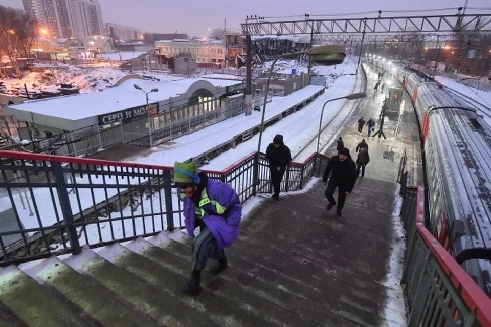 Владивосток в декабре. Очередь из поездов Владивосток зимой. Поезд 2022. Железная дорога Владивосток Хабаровск революция.