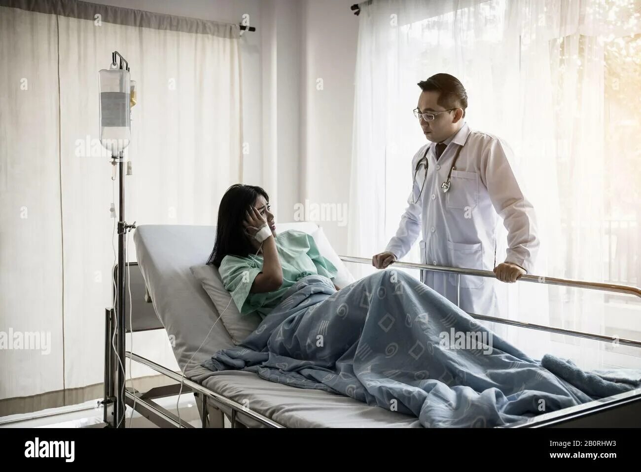 Халатность врачей мужское и женское. Человек на кушетке в больнице. Врач и пациент лежит.