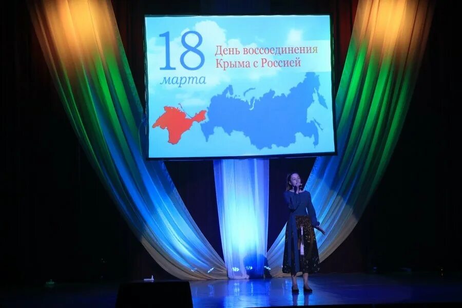 присоединение крыма к российской федерации. москва годовщина воссоединения с крымом концерт вид сверху. концерт посвященный 10 летию присоединения крыма. концерт посвященный 10 летию присоединения крыма. присоединение крыма к россии картинки.