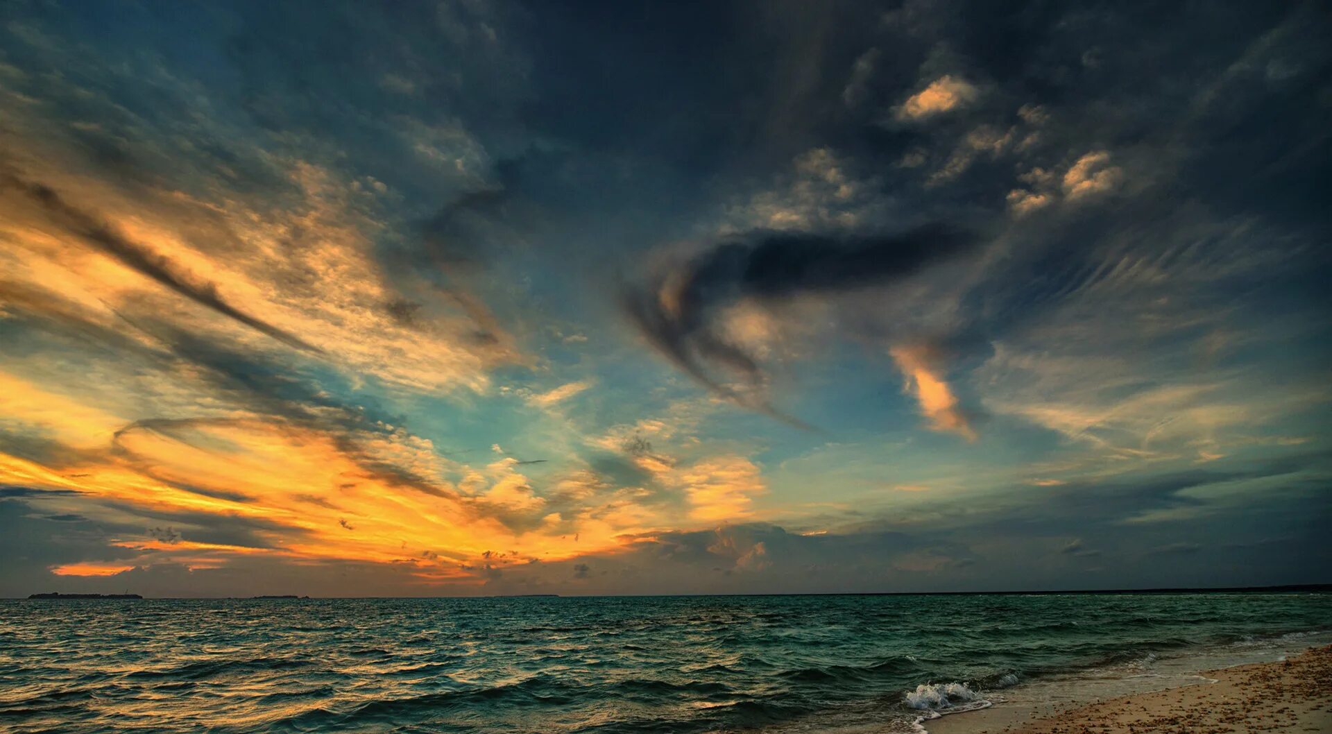 Закат на море. Закат над морем. Рассвет на море. Море небо закат. Море небо закат.