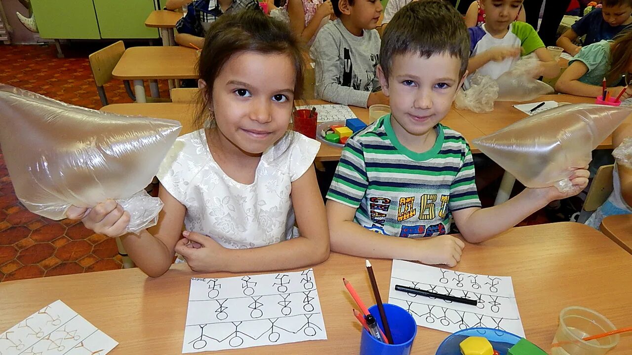 Дети на речевом занятии в доу. Игровая технология в дет. Познавательный в старшей группе. Ребенок рассматривает карточки. Триз в детском саду.