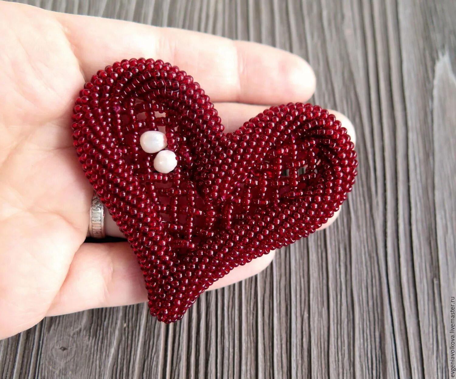 Бисер сердечко своими руками. Поделка сердце. Брошь из бисера сердечко. Бисер сердечко своими руками. Брошь сердце.