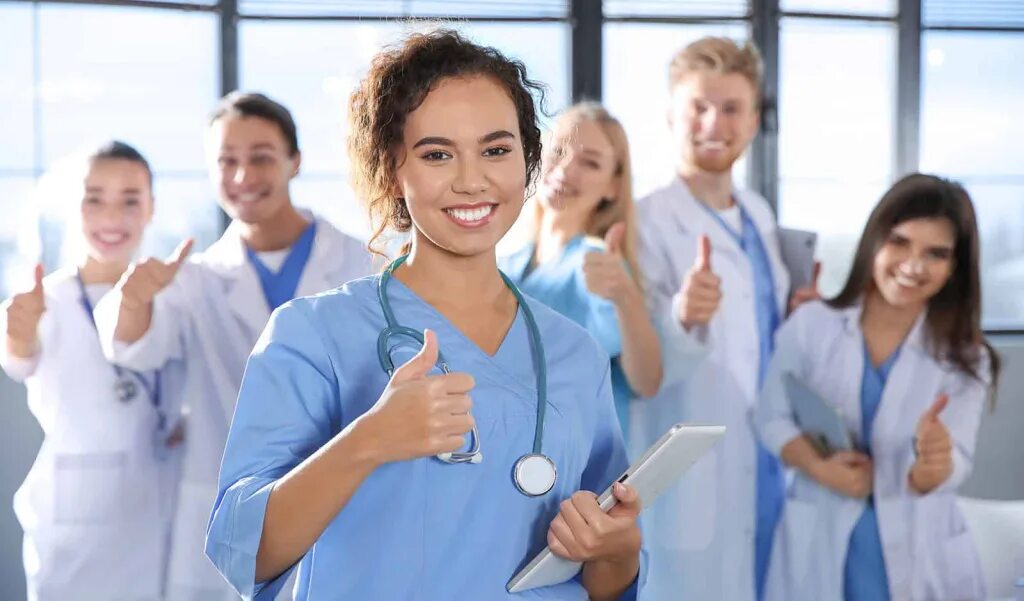 Медик радуется. ЗОЖ медики. Студенты медики на практике. Медсестра здоровый образ жизни.