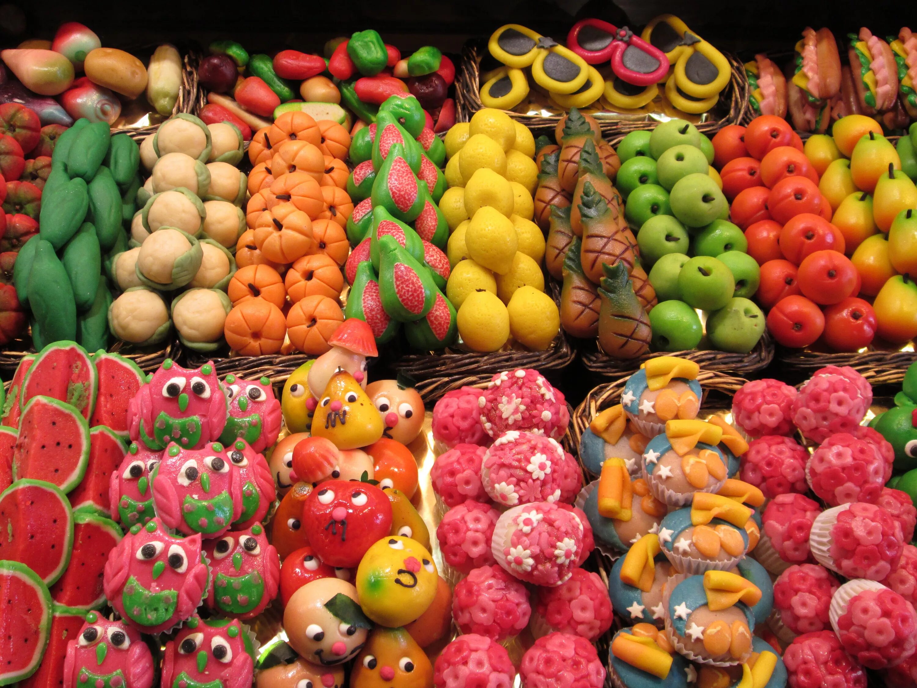 Овощ ставший фруктом. Рынок Бокерия Испания сладости. Марципановые фрукты. Сладкие фрукты. Овощи фрукты сладости.