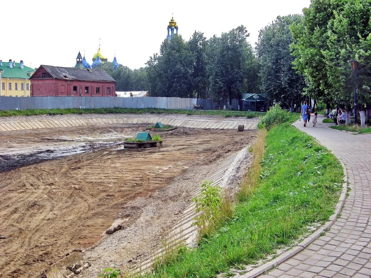 Изменения на посаде. Белый пруд Сергиев Посад. Пруд пожарный Сергиев Посад. Музей напротив белого пруда Сергиев Посад. Поверхностные воды Сергиев Посад.