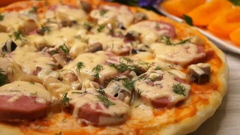Дрожжевая пицца с колбасой и грибами