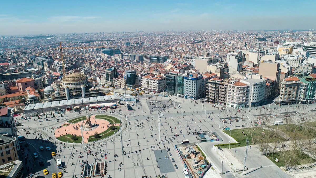 Таксимо район стамбула. Таксим Турция Стамбул. Турция площадь Таксим. Taksim Meydani Стамбула. Центральная площадь Стамбула Таксим.