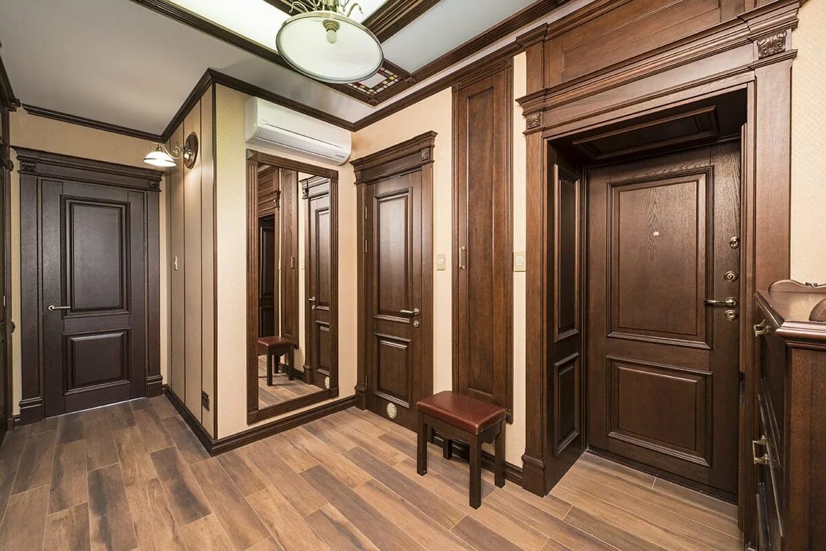 В коридор выходило несколько дверей и пока. Прихожая в английском стиле. Деревянные двери в интерьере. Коричневая прихожая. Холл в английском стиле.