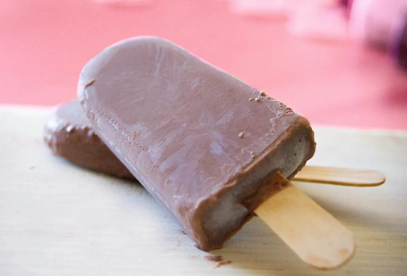 Кто придумал эскимо. Эскимо. Шоколадное мороженое на палочке. Мороженое эскимо на палочке. Мороженое на палочке в шоколаде.