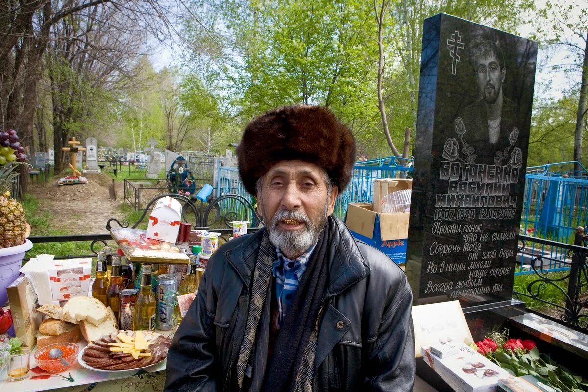 Широкореченское кладбище могилы цыган. Калитниковское кладбище могилы цыган. Цыганское кладбище. Цыганское кладбище в нижнем новгороде. Цыганское кладбище в нижнем новгороде.