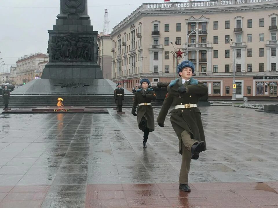 Пост 1 память. Вечный огонь Минск площадь Победы. Минск пост 1. Вахта памяти у вечного огня. Мемориальный отряд.