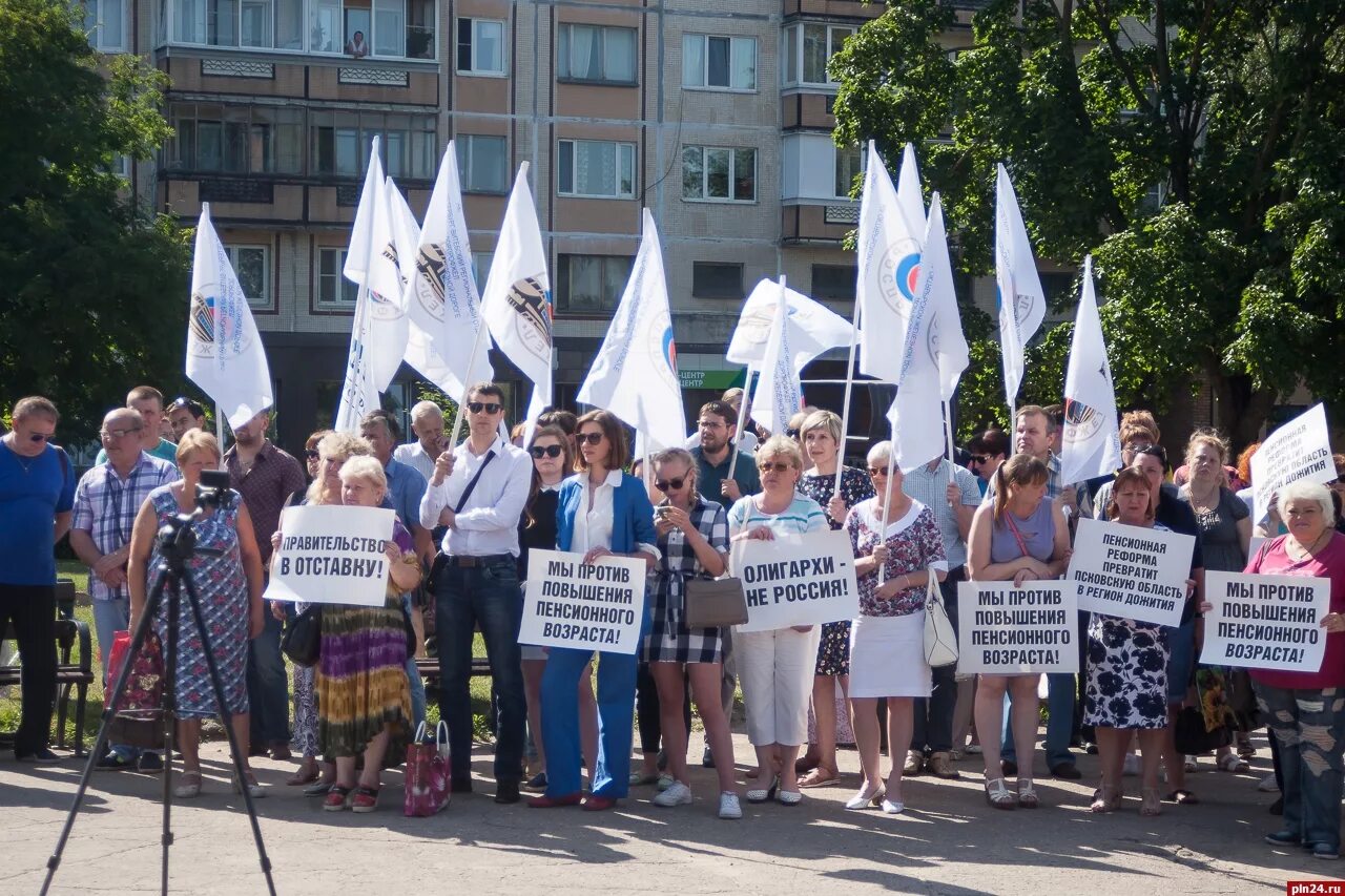 Митинг пенсионная. Митинг против повышения пенсионного возраста. Пикет против повышения пенсионного возраста. Протесты против пенсионной реформы в РФ. Повышение пенсионного возраста митинг.