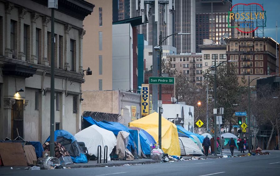 Лос анджелес бомжи. Лос Анджелес центр города бомжи. Лос Анджелес бомжи палатки. Лос Анджелес загрязненный Мегаполис. Палаточный городок Лос Анджелес.