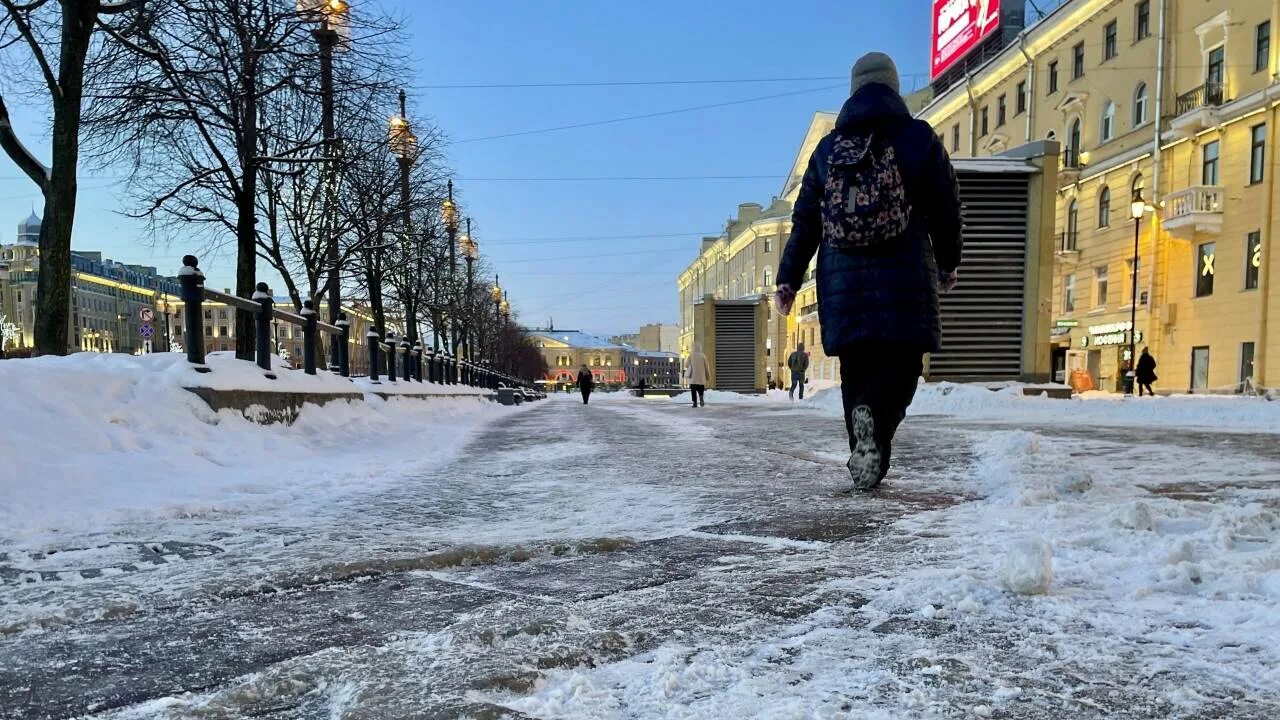 Гололед в Петербурге. Скользко на улице. Гололед в городе. Питер в январе.