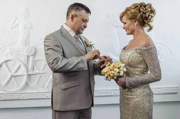 Платье на юбилей свадьбы 25 лет. Серебряная свадьба фотосессия. Наряд на серебряную свадьбу для невесты. Фотосессия на серебряную свадьбу идеи.